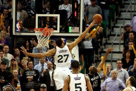  戈贝尔盖帽盛宴创纪录，爵士筑起禁飞区守护主场  